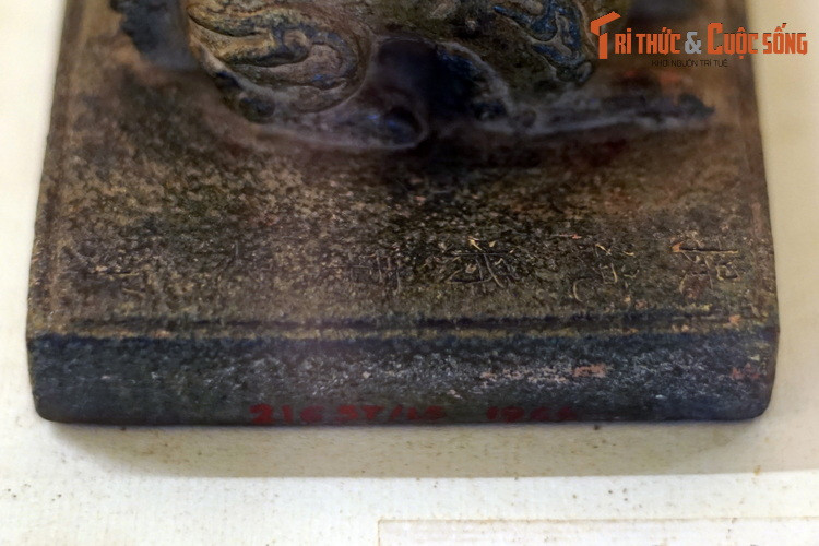 Mặt trên, bên trái ấn khắc 6 chữ Hán: “Đề thống tướng quân chi ấn”, nghĩa là ấn của Đề thống tướng quân.