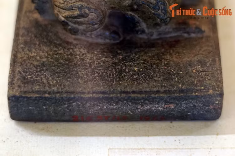 Mặt trên, bên trái ấn khắc 6 chữ Hán: “Đề thống tướng quân chi ấn”, nghĩa là ấn của Đề thống tướng quân.