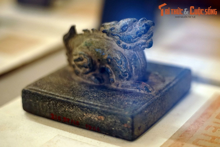 Ấn được đúc bằng đồng, có hình vuông, núm ấn hình nghê quỳ, niên nđại cách ngày nay hơn 500 năm. Theo đo đạc, hiện vật có chiều cao 6,10 cm, bề mặt có kích thước 11,5 cm x 11,5 cm.