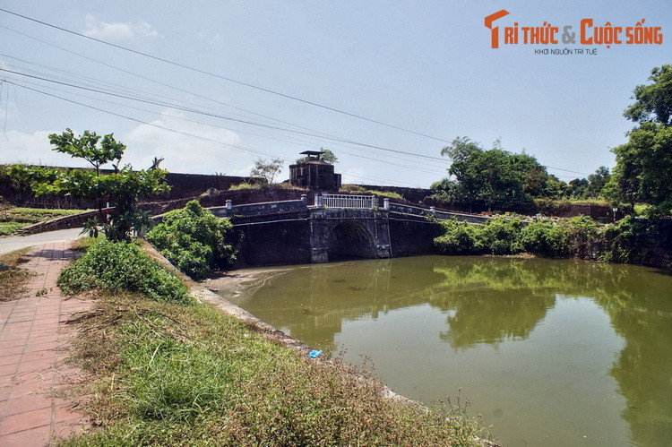 Ngoài ra Kinh Thành còn có một cửa thông với Trấn Bình Đài gọi là Trấn Bình Môn, hai cửa bằng đường thủy thông Kinh thành với bên ngoài qua hệ thống Ngự Hà là Đông Thành Thủy Quan và Tây Thành Thủy Quan.