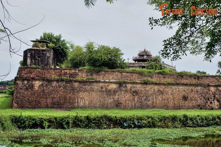 Theo đo đạc, Kinh thành Huế có chu vi gần 10 km. Tường thành cao trung bình 6,6 mét, dày 21 mét được xây khúc khuỷu với những pháo đài được bố trí cách đều nhau, kèm theo các pháo nhãn, đại bác, kho đạn.