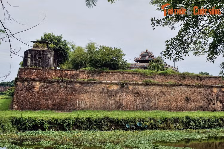 Theo đo đạc, Kinh thành Huế có chu vi gần 10 km. Tường thành cao trung bình 6,6 mét, dày 21 mét được xây khúc khuỷu với những pháo đài được bố trí cách đều nhau, kèm theo các pháo nhãn, đại bác, kho đạn.