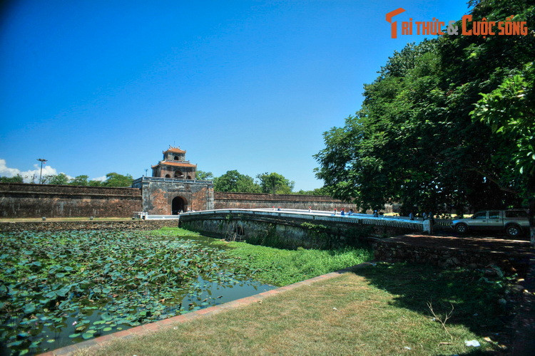 Các nhà nghiên cứu đánh giá, Kinh thành Huế là sự kết hợp độc đáo giữa những nguyên tắc kiến trúc truyền thống Việt Nam, tư tưởng triết lý phương Đông cùng những đặc điểm mang ảnh hưởng kiến trúc quân sự phương Tây kiểu Vauban.