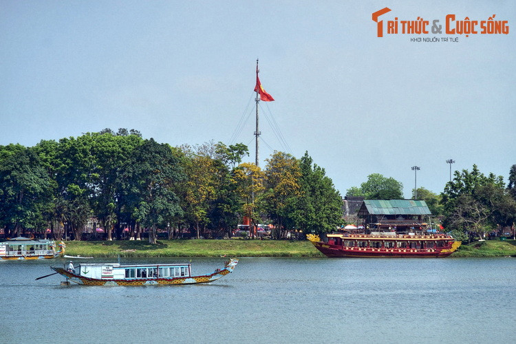 Mặt trước thành có dạng hơi khum theo địa hình dải đất dọc bờ sông Hương. Dòng sông nổi tiếng này cũng có vai trò như một rào cản tự nhiên, bảo vệ Kinh thành khỏi các cuộc tấn công theo hướng chính diện.