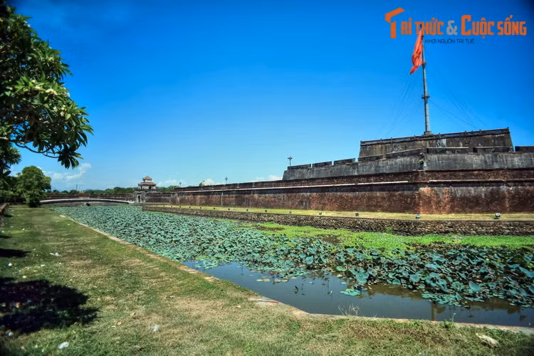 Theo sử sách, thành ban đầu chỉ đắp bằng đất, đến cuối đời Gia Long mới bắt đầu xây gạch. Phải đến năm 1832 (triều vua Minh Mạng), sau khi hàng vạn người tiến hành một khối lượng công việc khổng lồ, tòa thành mới hoàn chỉnh.