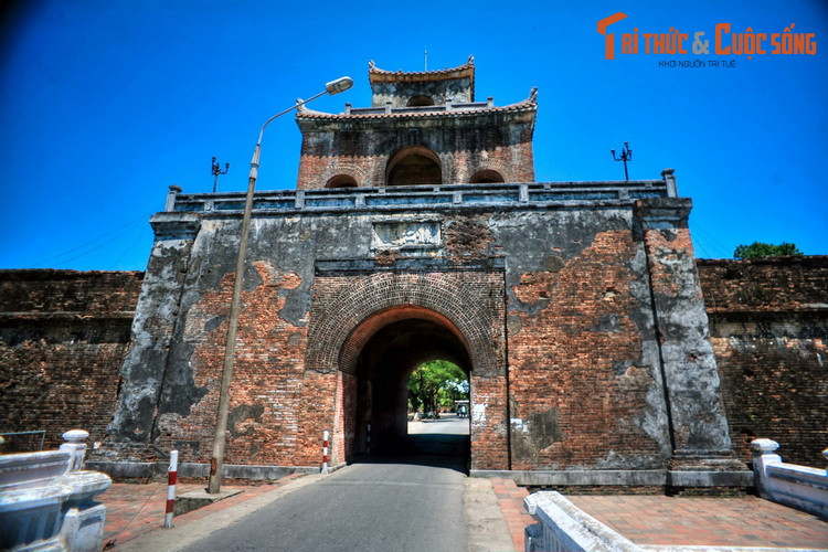 Công trình có tất cả 10 cửa chính, là các cửa Chính Bắc, cửa Tây-Bắc, cửa Chính Tây, cửa Tây-Nam, cửa Chính Nam, cửa Quảng Đức, cửa Thể Nhơn, Cửa Đông-Nam, cửa Chính Đông, cửa Đông-Bắc.