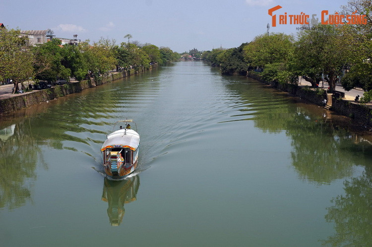 Phía ngoài các hào nước còn có hệ thống sông đào (Hộ thành hà) gồm các sông Đông Ba, sông Kẻ Vạn và sông Cửa Hậu, vừa mang chức năng bảo vệ vừa có chức năng giao thông đường thủy, có tổng chiều dài hơn 7 km