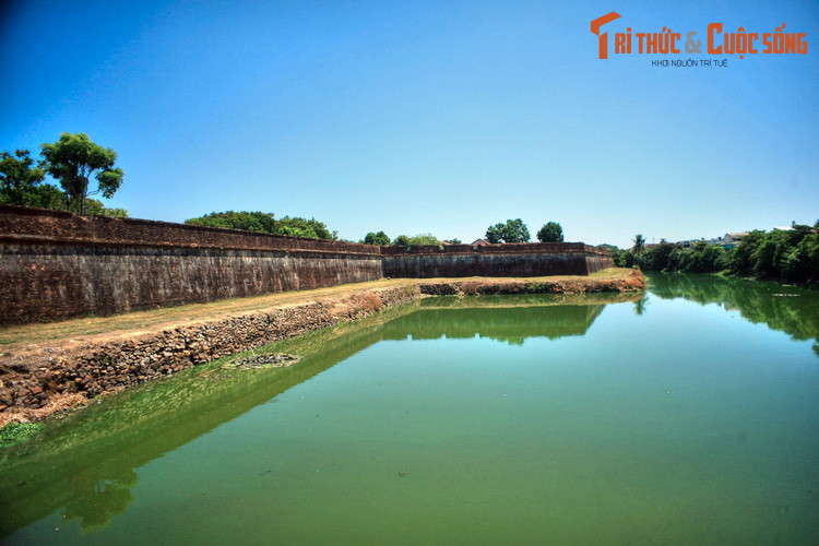Bên ngoài vòng thành có một hệ thống hào rộng và sâu bao bọc, có chiều tương đương với chu vi cỏa tòa thành.