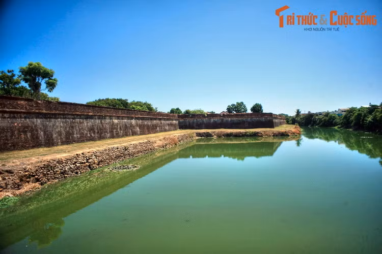 Bên ngoài vòng thành có một hệ thống hào rộng và sâu bao bọc, có chiều tương đương với chu vi cỏa tòa thành.