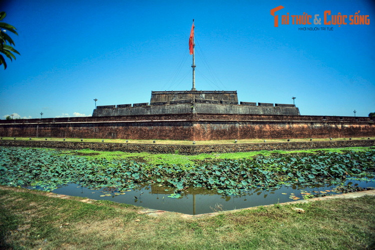 Công trình nổi bật của Kinh thành là Kỳ đài, nằm ở chính giữa mặt trước, đối diện với bờ sông Hương. Được xây dựng vào năm Gia Long thứ 6 (1807), Kỳ đài Huế là cột cờ lâu đời nhất Việt Nam còn được bảo tồn đến nay.