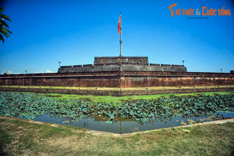 Công trình nổi bật của Kinh thành là Kỳ đài, nằm ở chính giữa mặt trước, đối diện với bờ sông Hương. Được xây dựng vào năm Gia Long thứ 6 (1807), Kỳ đài Huế là cột cờ lâu đời nhất Việt Nam còn được bảo tồn đến nay.