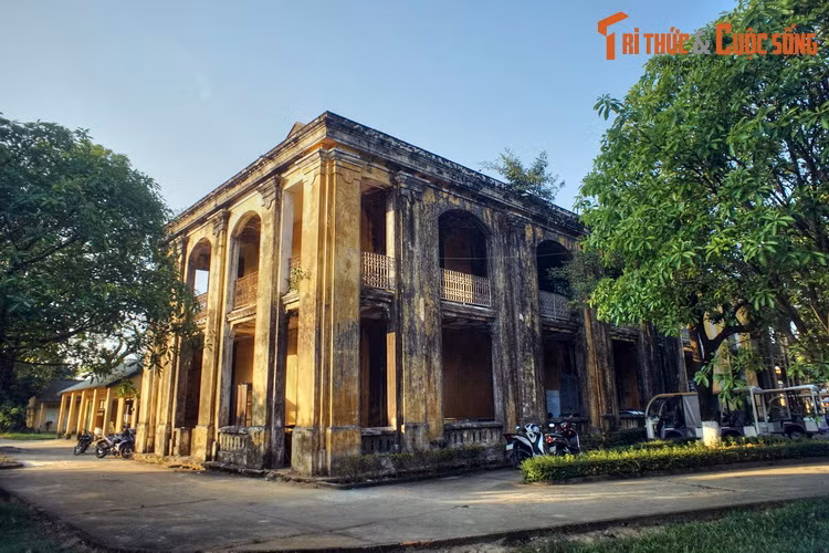 Phía sau, bên trái (góc Đông Bắc) Hoàng thành là khu vực dành cho các hoàng tử học tập, giải trí, với các công trình như vườn Cơ Hạ, điện Khâm văn. Ngoài ra còn có kho tàng (Phủ Nội vụ) và các xưởng chế tạo đồ dùng cho hoàng gia.