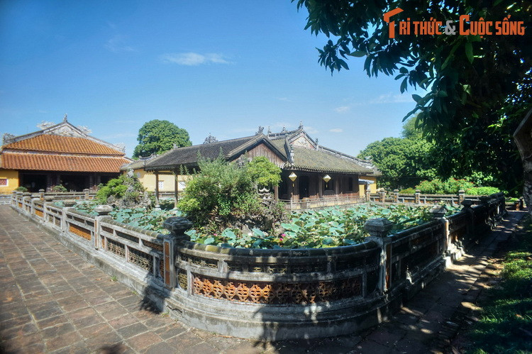 Dù lớn nhỏ khác nhau, các công trình trong khu vực Hoàng thành đều được bài trí hài hòa với thiên nhiên, với các hồ lớn nhỏ, vườn hoa, cầu đá, hòn non bộ các cây cổ thụ tỏa bóng mát quanh năm...