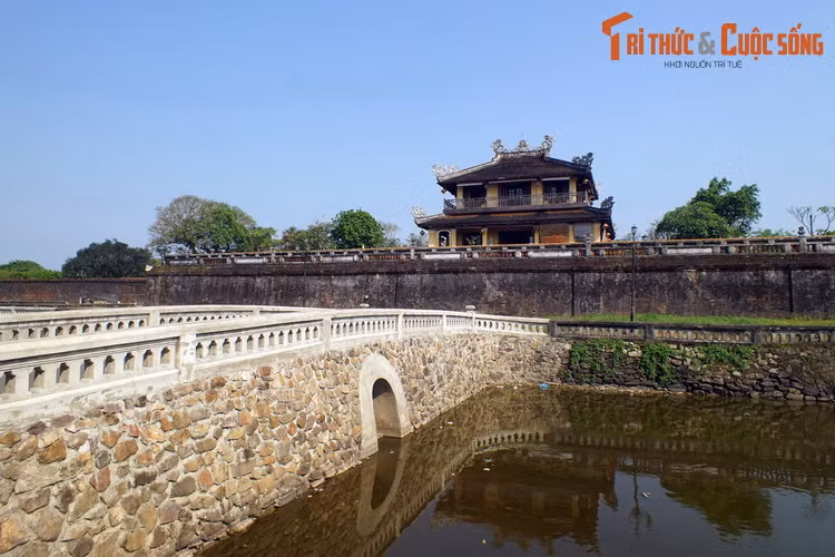 Phía Bắc Hoàng thành có cửa Hòa Bình và lầu Tứ Phương Vô Sự. Tòa lầu này là công trình đánh dấu một giai đoạn chuyển tiếp trong lịch sử kiến trúc Việt Nam nửa đầu thế kỷ 20.