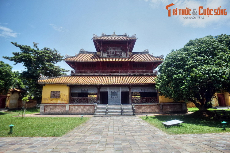 Trước Thế Tổ Miếu có Hiển Lâm Các, được xem là đài kỷ niệm ghi nhớ công tích của các vua nhà Nguyễn và các quan đại thần có công lớn của triều đại. Cao 17 mét, đây là công trình cao nhất Hoàng thành.