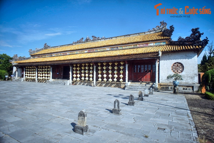 Nằm ở trung tâm của Hoàng thành, điện Thái Hòa là nơi đặt ngai vàng của vua, được coi là công trình biểu tượng cho quyền lực của nhà Nguyễn.