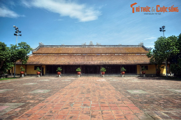 Phía sau, bên phải (góc Tây Bắc) Hoàng thành là khu vực dành cho bà nội và mẹ vua, gồm hệ thống Trường Sanh cung (dành cho các Thái hoàng thái hậu) và Diên Thọ cung (dành cho các Hoàng thái hậu).