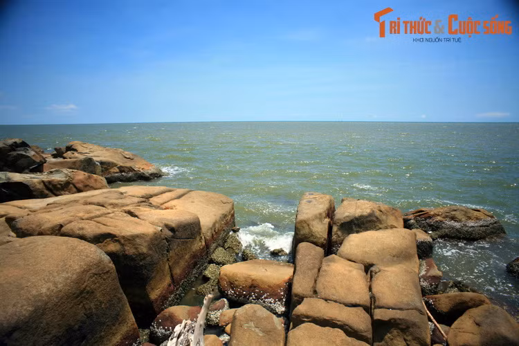 Với chiến công ở Hòn Đá Bạc, nhiều chiến sĩ, sĩ quan an ninh được Nhà nước Cộng hòa Xã hội Chủ nghĩa Việt Nam phong tặng danh hiệu Anh hùng Lực lượng vũ trang nhân dân.