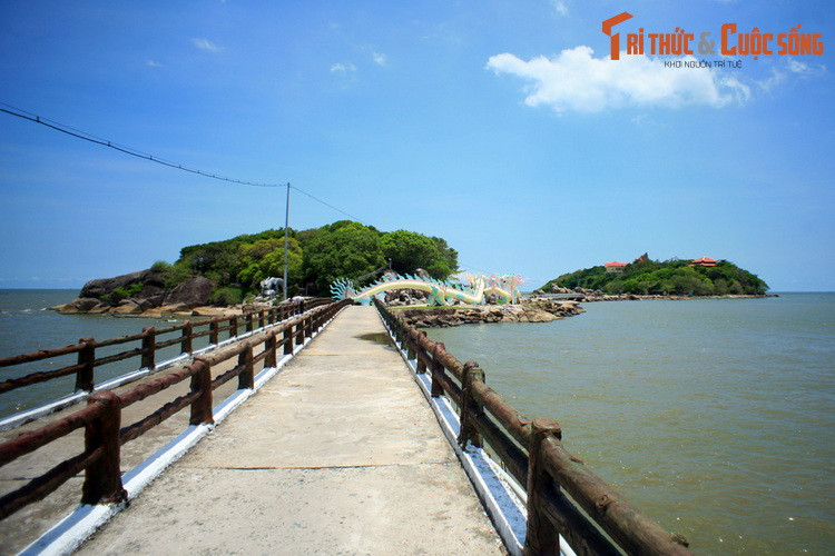 Nằm ở ven bờ biển của xã Khánh Bình Tây, huyện Trần Văn Thời, tỉnh Cà Mau, Hòn Đá Bạc là tên gọi một cụm đảo có tổng diện tích 6,43 ha, được biết đến như thắng cảnh nổi tiếng của mảnh đất cực Nam đất nước.