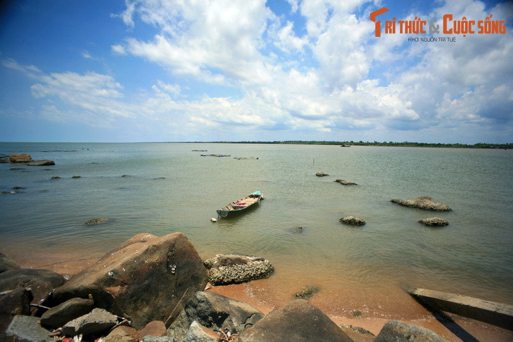 Theo đó, đầu năm 1981, thế lực thù địch lưu vong ở nước ngoài, đứng đầu là các tên Lê Quốc Túy, Mai Văn Hạnh đã tổ chức những toán biệt kích xâm nhập bằng đường biển vào Hòn Đá Bạc, với âm mưu lật đổ chính quyền nhân dân.