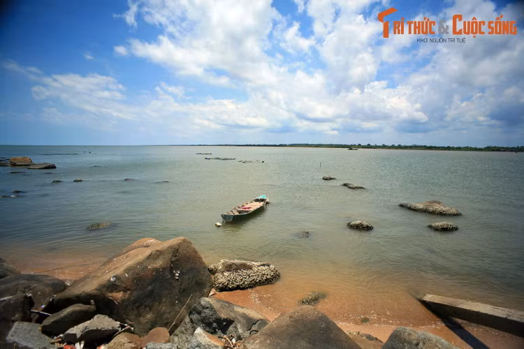 Theo đó, đầu năm 1981, thế lực thù địch lưu vong ở nước ngoài, đứng đầu là các tên Lê Quốc Túy, Mai Văn Hạnh đã tổ chức những toán biệt kích xâm nhập bằng đường biển vào Hòn Đá Bạc, với âm mưu lật đổ chính quyền nhân dân.