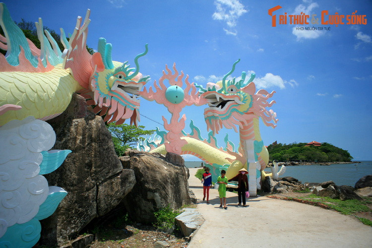 Cùng với các công trình trên, Hòn Đá Bạc cũng được đầu tư cơ sở hạ tầng để trở thành một địa điểm du lịch hấp dẫn, thu hút đông đảo du khách trong và ngoài nước đến tham quan, tìm hiểu về lịch sử...