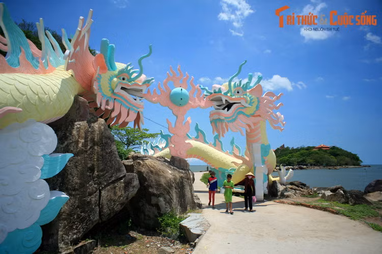 Cùng với các công trình trên, Hòn Đá Bạc cũng được đầu tư cơ sở hạ tầng để trở thành một địa điểm du lịch hấp dẫn, thu hút đông đảo du khách trong và ngoài nước đến tham quan, tìm hiểu về lịch sử...