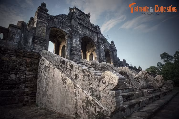 Khi còn nguyên vẹn, Văn miếu Huế là một quần thể kiến trúc bề thế với gần 20 công trình như: Chính điện, Đông vu, Tây vu, Thần trù, Thần khố, Hữu Văn Đường, Duỵ Lễ Đường, nhà Thổ Công, Đại Thành Môn, Văn Miếu Môn, quan Đức Môn, Linh Tinh Môn, la thành, bến vua ngự…