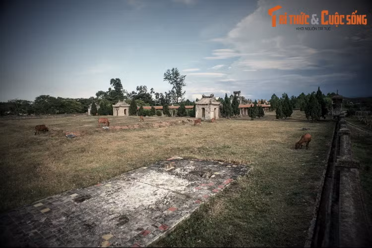 Ngày nay, Văn miếu Huế chỉ còn một số công trình như Linh Tinh môn, Văn Miếu môn, Đại Thành môn, Đông vu, Tây vu, hai nhà bia trước sân miếu, hệ thống bia tiến sĩ… Nhiều tòa nhà trong khuôn viên chỉ còn lại nền móng.