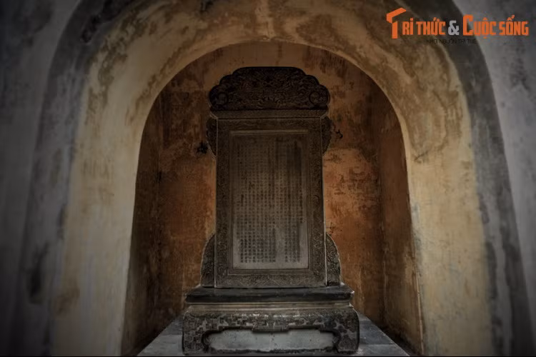 Dự án này sẽ phục hồi thích nghi toàn bộ công trình Văn Miếu chính điện rộng 830 m2; phục hồi hệ tường móng xây gạch và các bậc cấp, cân chỉnh hệ thống chân táng đá Thanh hiện trạng, mặt nền hoàn thiện lát gạch Bát Tràng men...