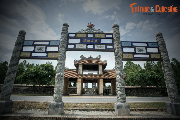 Theo sử sách, khi các chúa Nguyễn khai phá phương Nam, Văn Miếu đầu tiên ở Huế được lập tại làng Triều Sơn, đến năm 1770 thì dời đến xã Long Hồ. Năm 1808, vua Gia Long cho xây Văn miếu mới ở vị trí hiện tại. Văn miếu cũ được giữ lại để làm Khải Thánh Từ.