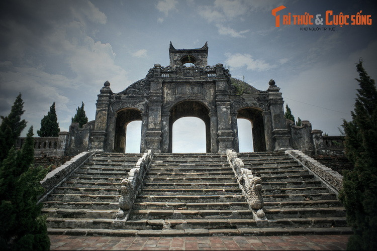 Nằm bên ở xã Hương Long, TP Huế, Văn miếu Huế (còn gọi là Văn Thánh Huế) là di tích gắn với nền khoa cử của nhà Nguyễn, đồng thời cũng là một công trình kiến trúc đặc sắc của kinh thành Huế xưa.