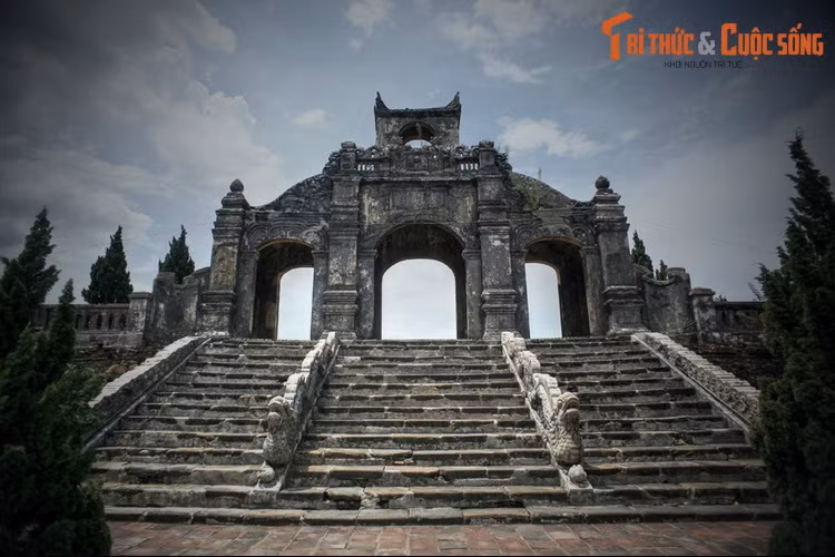 Nằm bên ở xã Hương Long, TP Huế, Văn miếu Huế (còn gọi là Văn Thánh Huế) là di tích gắn với nền khoa cử của nhà Nguyễn, đồng thời cũng là một công trình kiến trúc đặc sắc của kinh thành Huế xưa.