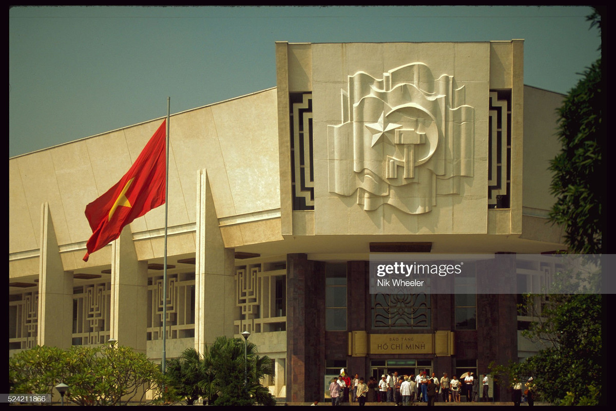 Bên ngoài Bảo tàng Hồ Chí Minh, Hà Nội, Việt Nam năm 1995. Ảnh: Nik Wheeler/Corbis via Getty Images.