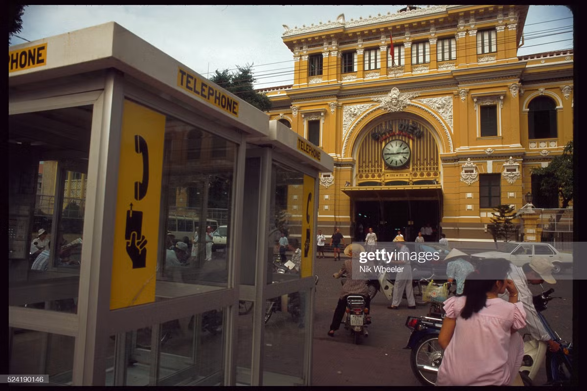 Bốt điện thoại công cộng bên ngoài Bưu điện Trung tâm, TP. HCM.