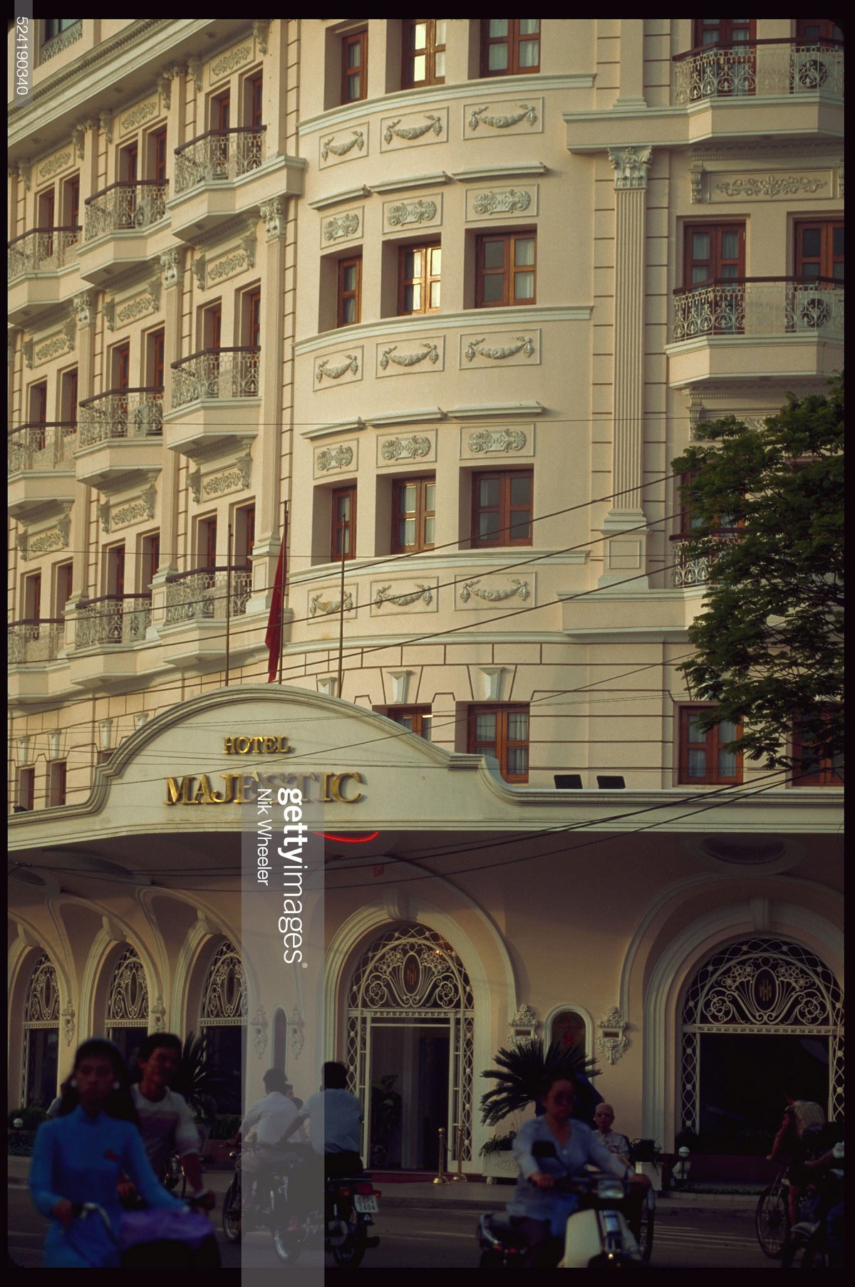 Khu vực cổng khách sạn Majestic, một trong những khách sạn sang trọng nhất TP. HCM.