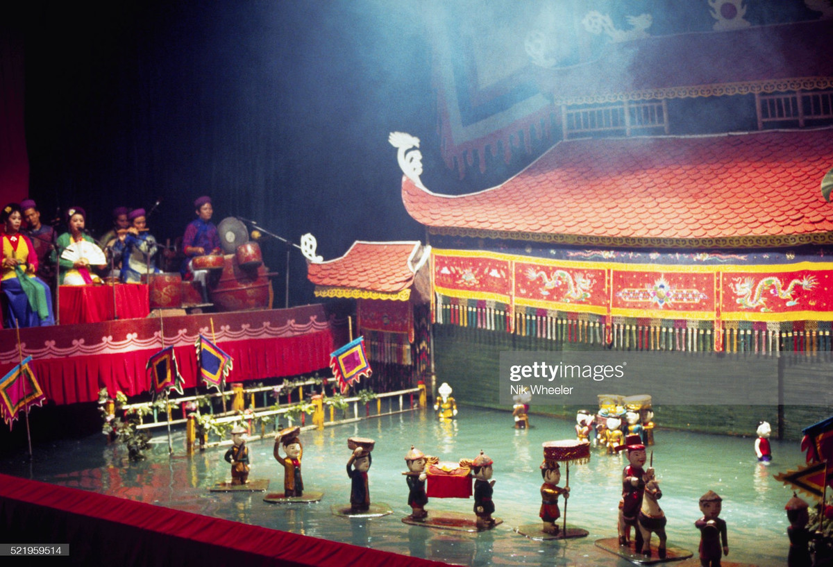 Buổi biểu diễn múa rối ở Nhà hát Múa rối Thăng Long.