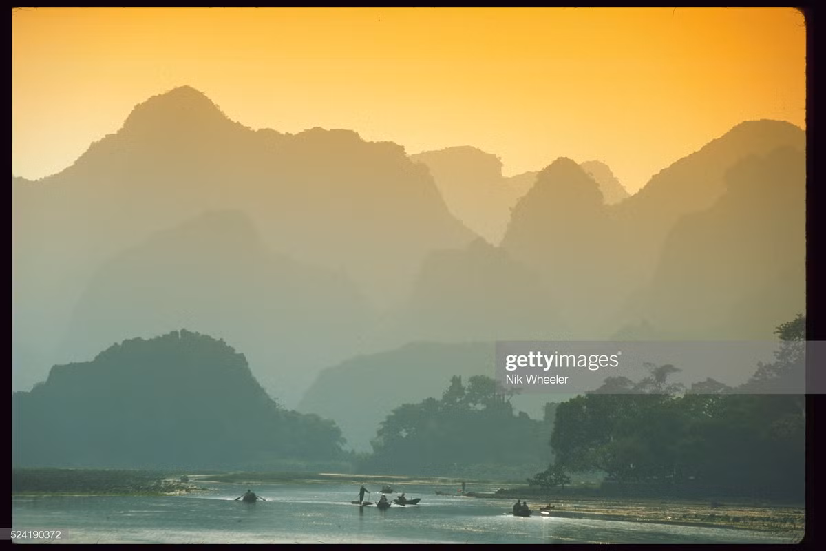 Phong cảnh ở suối Yến, quần thể danh thắng Hương Sơn, thuộc tỉnh Hà Tây cũ, nay thuộc Hà Nội.