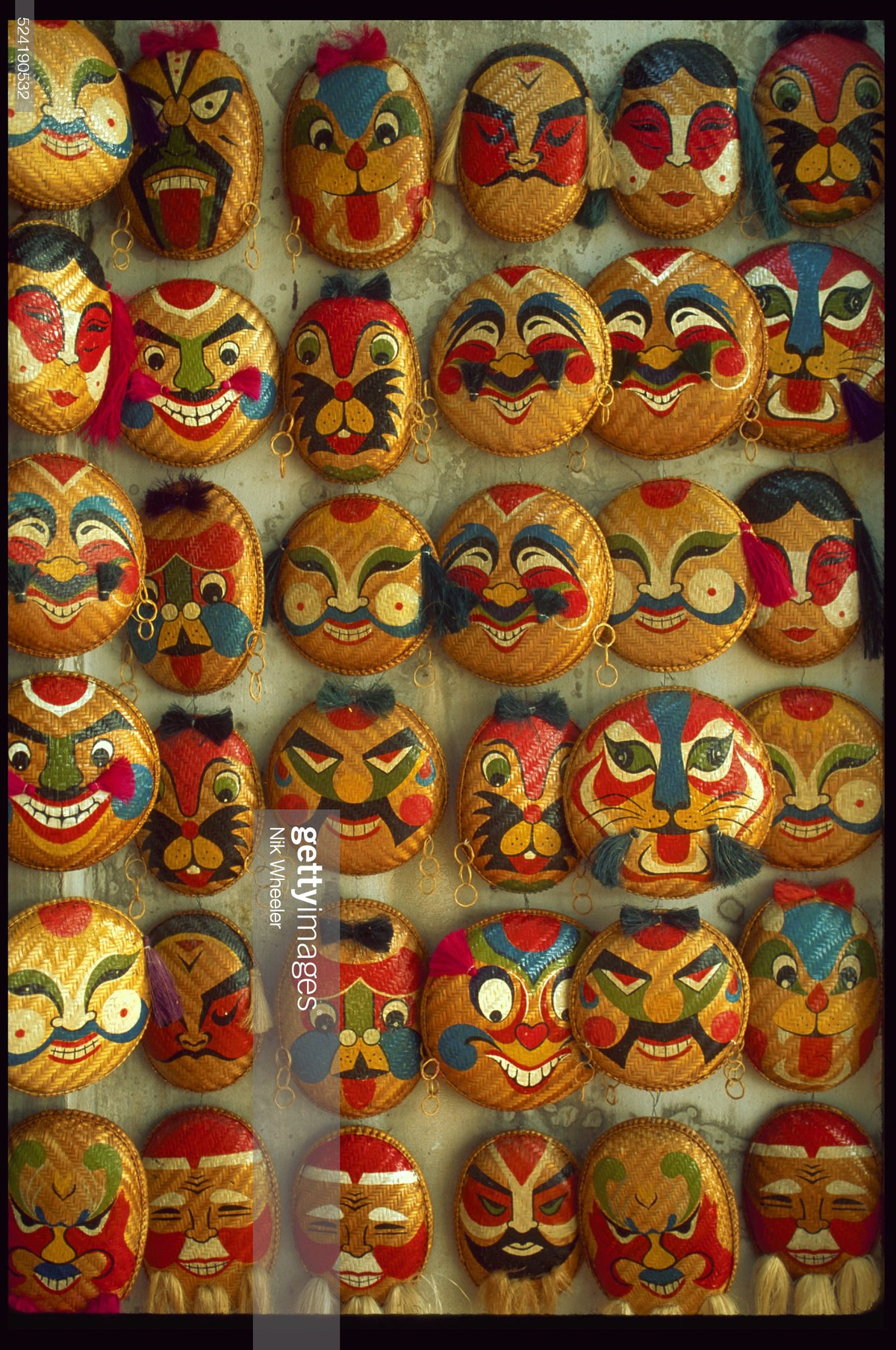 Mẹt tre vẽ mặt nạ tuồng, một mặt hàng được du khách nước ngoài ưa chuộng ở Hà Nội.