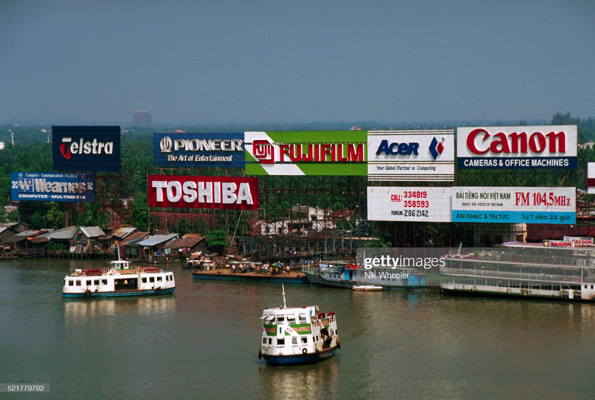 Pa-nô quảng cáo ở bờ sông Sài Gòn, bán đảo Thủ Thiêm.
