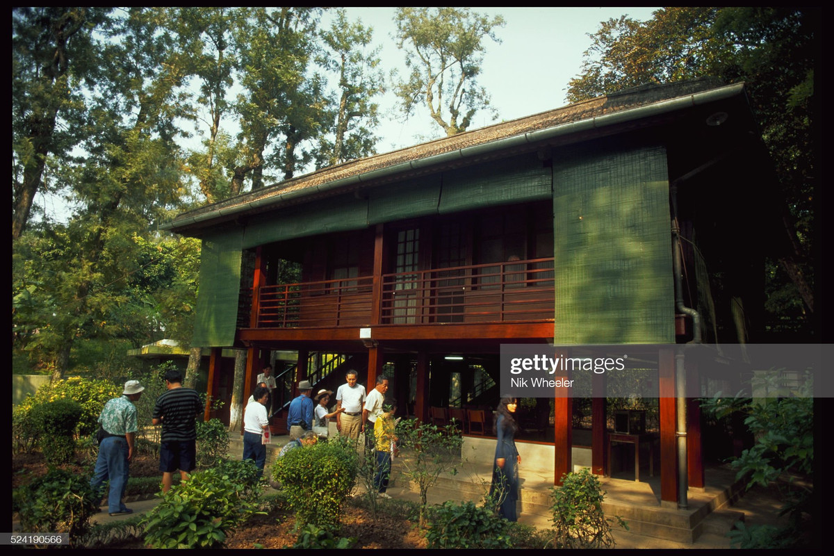 Một nhóm du khách ghé thăm nhà sàn Bác Hồ ở Khu Di tích Chủ tịch Hồ Chí Minh.