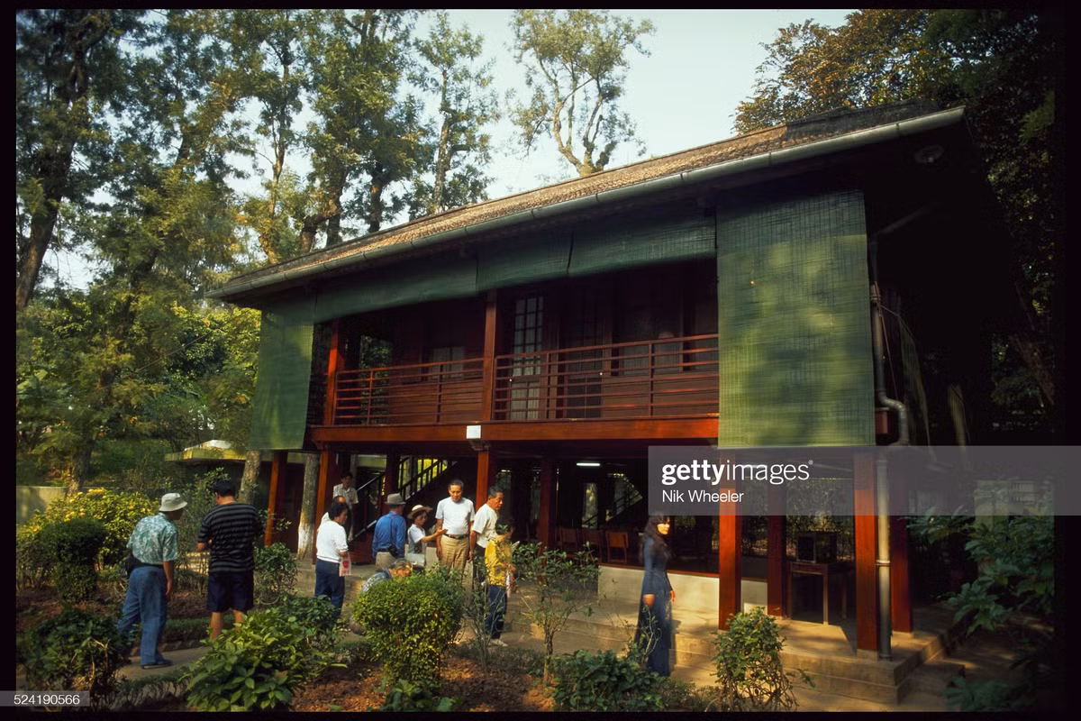 Một nhóm du khách ghé thăm nhà sàn Bác Hồ ở Khu Di tích Chủ tịch Hồ Chí Minh.