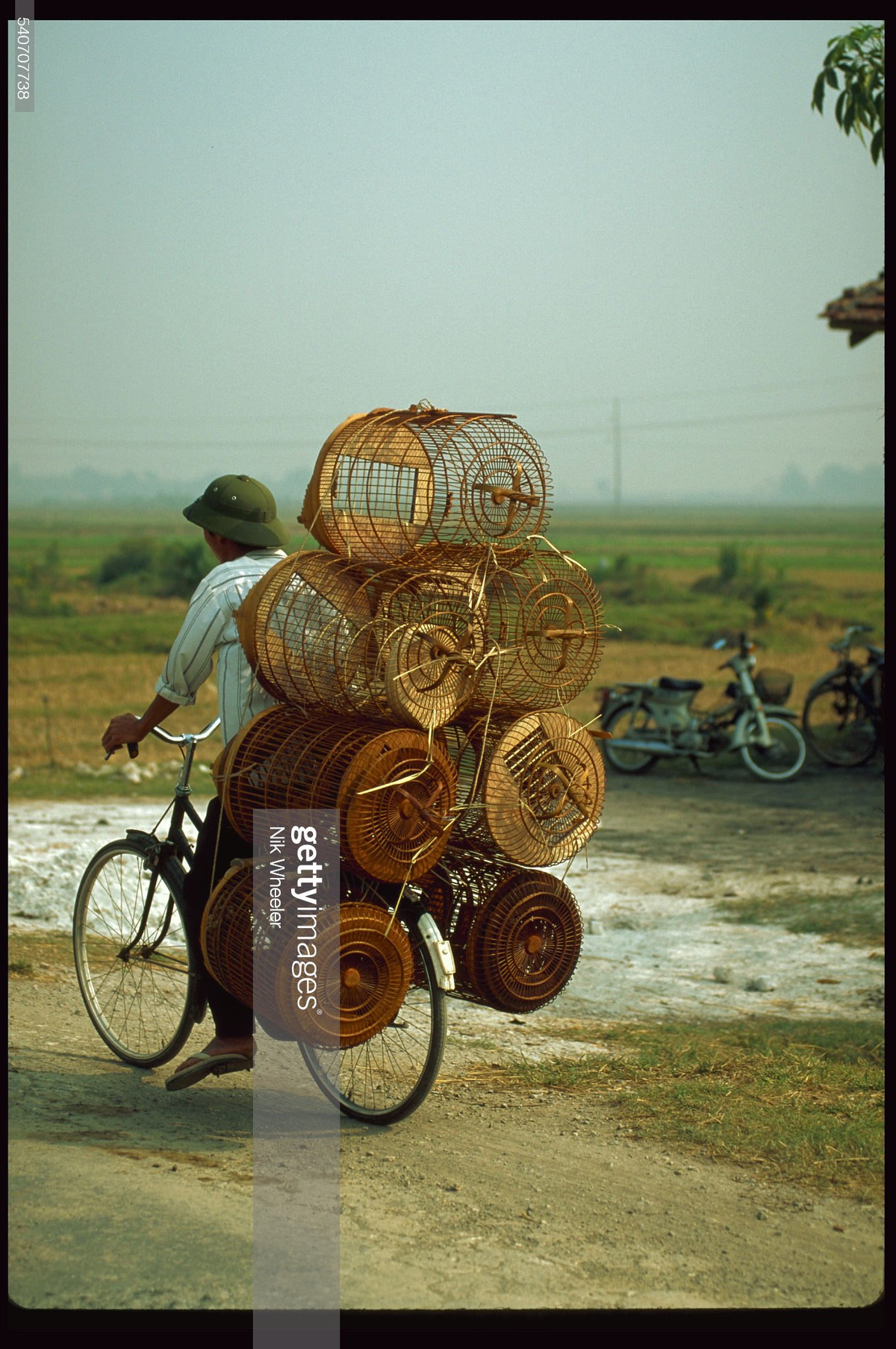 Lồng chim làng Vác (Thanh Oai, Hà Tây) được người dân chở đi bán bằng xe đạp.