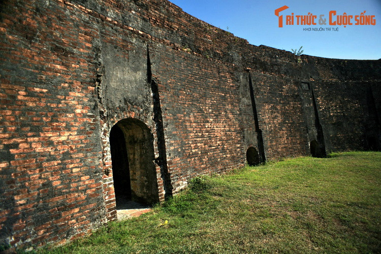  4. Hổ Quyền và điện Voi Ré. Hổ Quyền là đấu trường của những cuộc tử chiến giữa voi và hổ nhằm phục vụ ngày hội và tiêu khiển cho vua, quan lại và dân chúng. Điện Voi Ré nằm cách Hổ Quyền không xa, là nơi vinh danh lực lượng voi chiến oai hùng của triều đình.