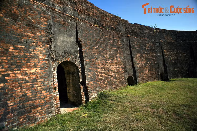  4. Hổ Quyền và điện Voi Ré. Hổ Quyền là đấu trường của những cuộc tử chiến giữa voi và hổ nhằm phục vụ ngày hội và tiêu khiển cho vua, quan lại và dân chúng. Điện Voi Ré nằm cách Hổ Quyền không xa, là nơi vinh danh lực lượng voi chiến oai hùng của triều đình.