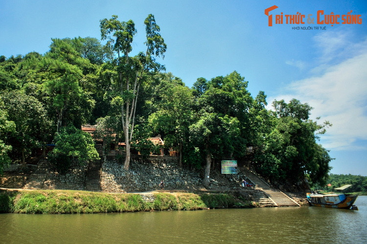  9. Điện Hòn Chén. Tọa lạc trên núi Ngọc Trản bên dòng sông Hương, điện Hòn Chén là một thắng cảnh nổi tiếng và cũng là di tích gắn với nhiều giai thoại bí ẩn, lạ lùng của hai vị vua nhà Nguyễn là Minh Mạng và Đồng Khánh.