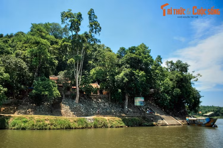  9. Điện Hòn Chén. Tọa lạc trên núi Ngọc Trản bên dòng sông Hương, điện Hòn Chén là một thắng cảnh nổi tiếng và cũng là di tích gắn với nhiều giai thoại bí ẩn, lạ lùng của hai vị vua nhà Nguyễn là Minh Mạng và Đồng Khánh.