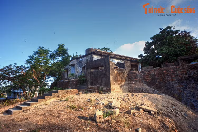  14. Trấn Hải Thành. Nằm gần cửa biển Thuận An (huyện Phú Vang), Trấn Hải Thành là tòa thành cổ có vai trò quan trọng trong việc phòng thủ Kinh thành Huế từ hướng biển. Thành đã chứng kiến trang sử bi thương của Huế trong cuộc kháng Pháp cuối thế kỷ 19.