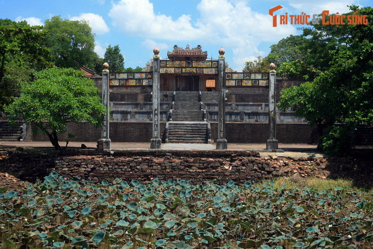  10. Lăng Thiệu Trị. Lăng Thiệu Trị là nơi an nghỉ của vua Thiệu Trị, vị vua thứ ba của nhà Nguyễn. Dù có nhiều điểm tương đồng với lăng Gia Long và lăng Minh Mạng, lăng Thiệu Trị vẫn có những nét rất riêng, có thể coi là độc nhất vô nhị.