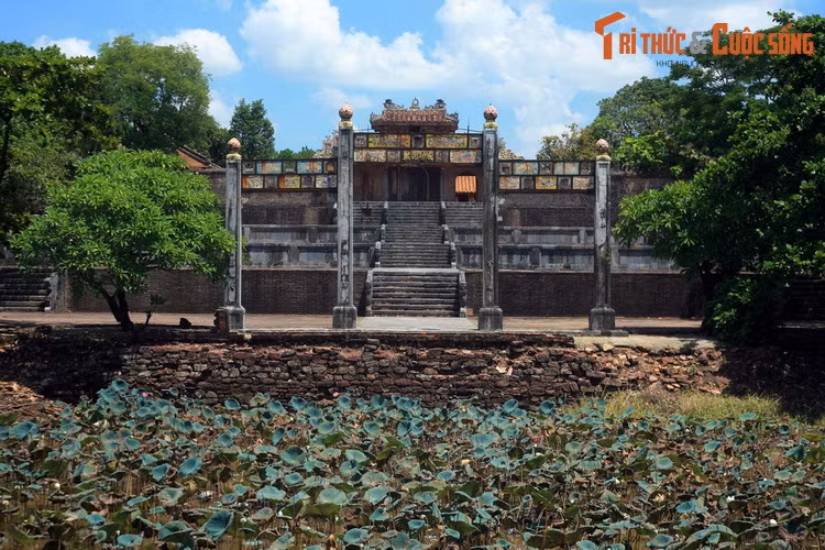  10. Lăng Thiệu Trị. Lăng Thiệu Trị là nơi an nghỉ của vua Thiệu Trị, vị vua thứ ba của nhà Nguyễn. Dù có nhiều điểm tương đồng với lăng Gia Long và lăng Minh Mạng, lăng Thiệu Trị vẫn có những nét rất riêng, có thể coi là độc nhất vô nhị.